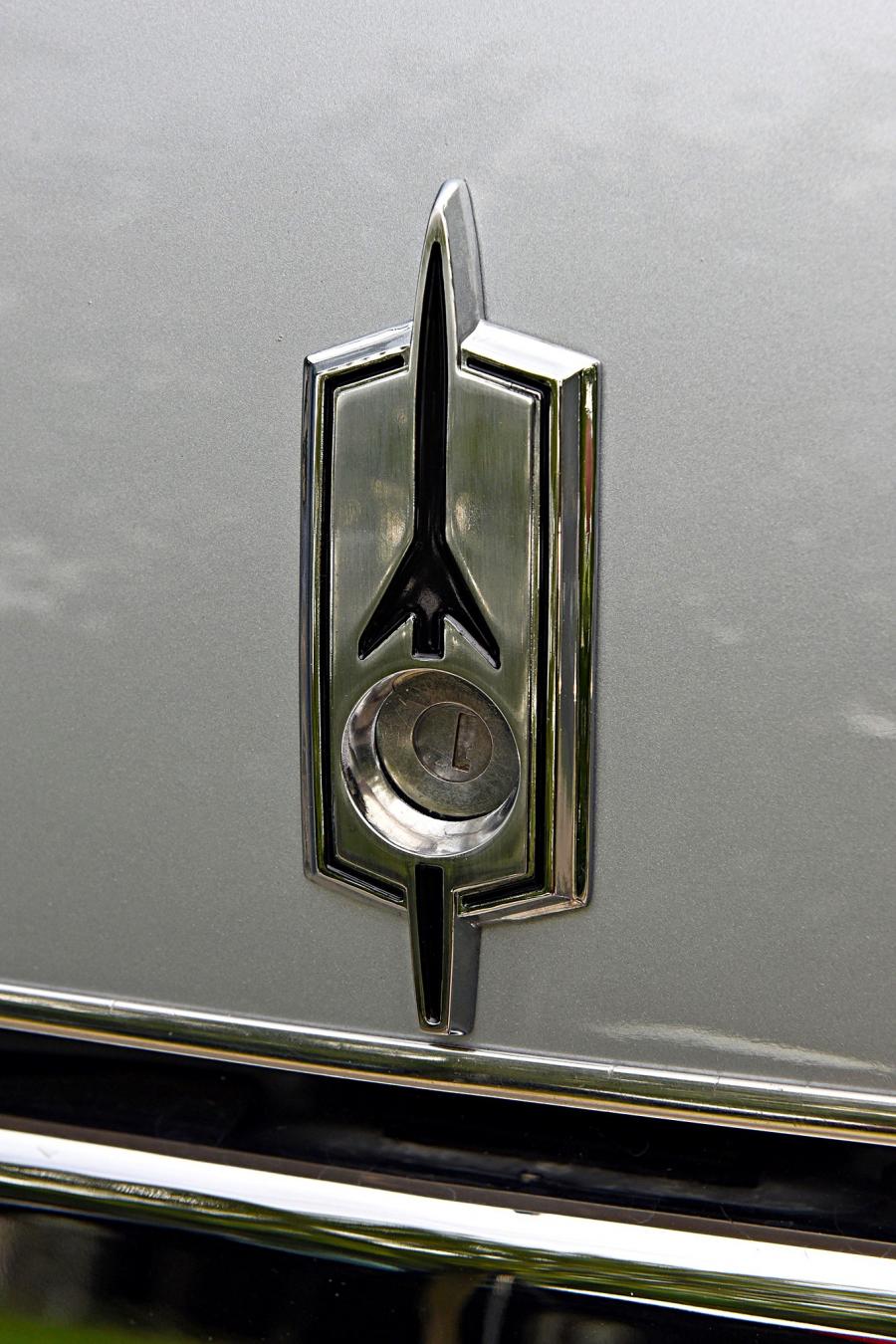 Логотип Oldsmobile Cutlass S W-31 Sport Coupe 1970 года  (фото 4 из 17)